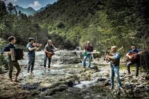 "alt=immagine con tutti i musicisti, i selvaggi band"/