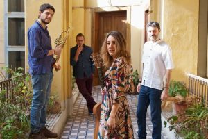 alt="foto della band con gli strumenti"/