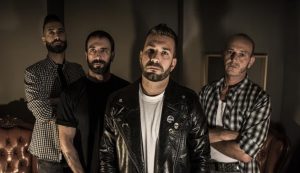 Alt=" Lonesome foto dell abnd su sfondo scuro"/