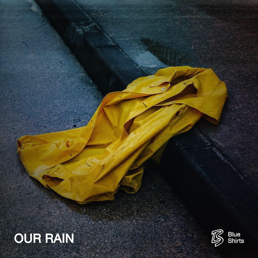 alt="copertina album our rain impermeabile giallo"/
