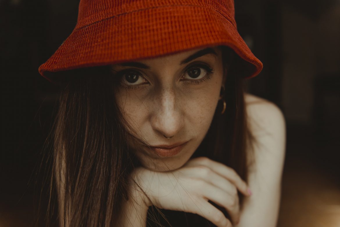 Alt=“sugar sfondo nero cappello rosso”/
