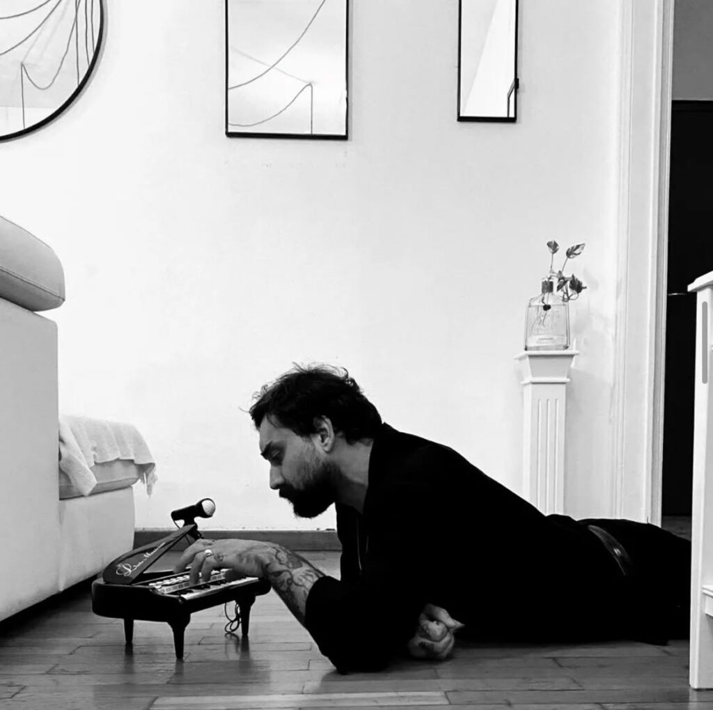 Foto in bianco e nero Enrico draiato con piano giocattolo