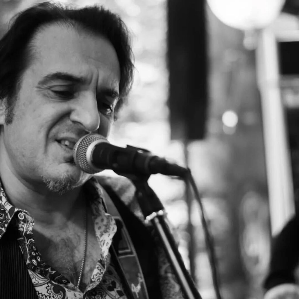 Pier Adduce che canta in bianco e nero