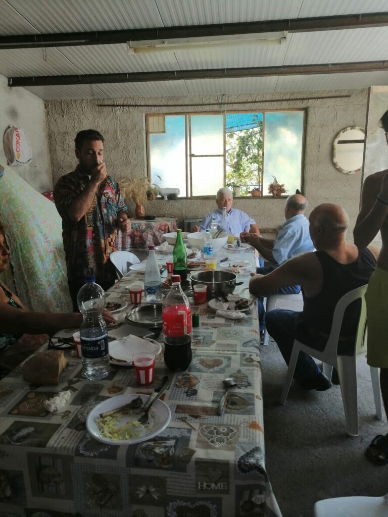 copertina ep Nonostante Tutto Rudy Saitta persone a pranzo scenario bucolico